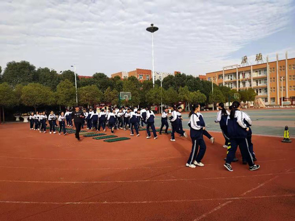 加强体音美微课程教学，全·面提高育人素质