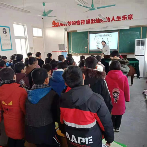 加强体音美微课程教学，全·面提高育人素质