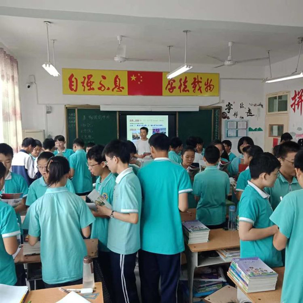 加强体音美微课程教学，全·面提高育人素质