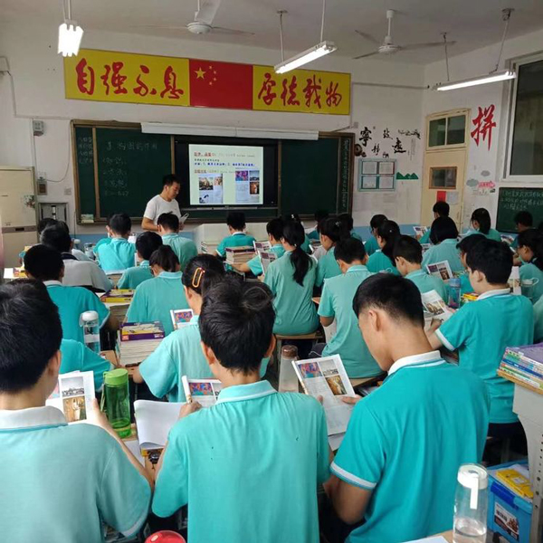 加强体音美微课程教学，全·面提高育人素质