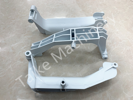 Centering doors bracket