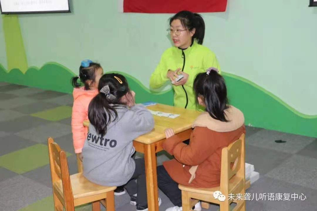 南阳未来听语康复中心听障儿童 再次获赠由“爱的分贝”公益项目捐赠的“听障儿童365认知包”