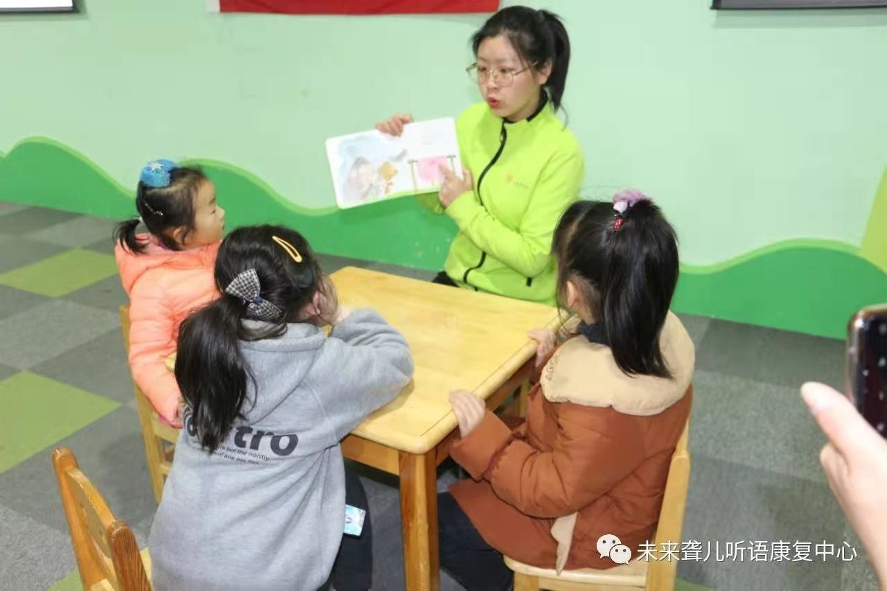 南阳未来听语康复中心听障儿童 再次获赠由“爱的分贝”公益项目捐赠的“听障儿童365认知包”
