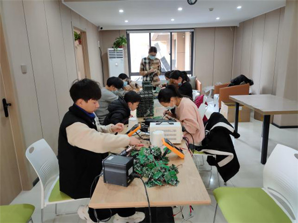 河南功翔電子科技有限公司提供就業崗位，助力村民再就業