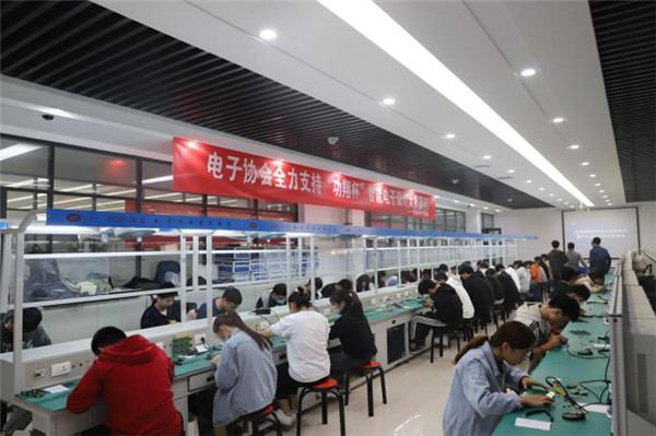 河南功翔電子科技有限公司提供就業崗位，助力村民再就業