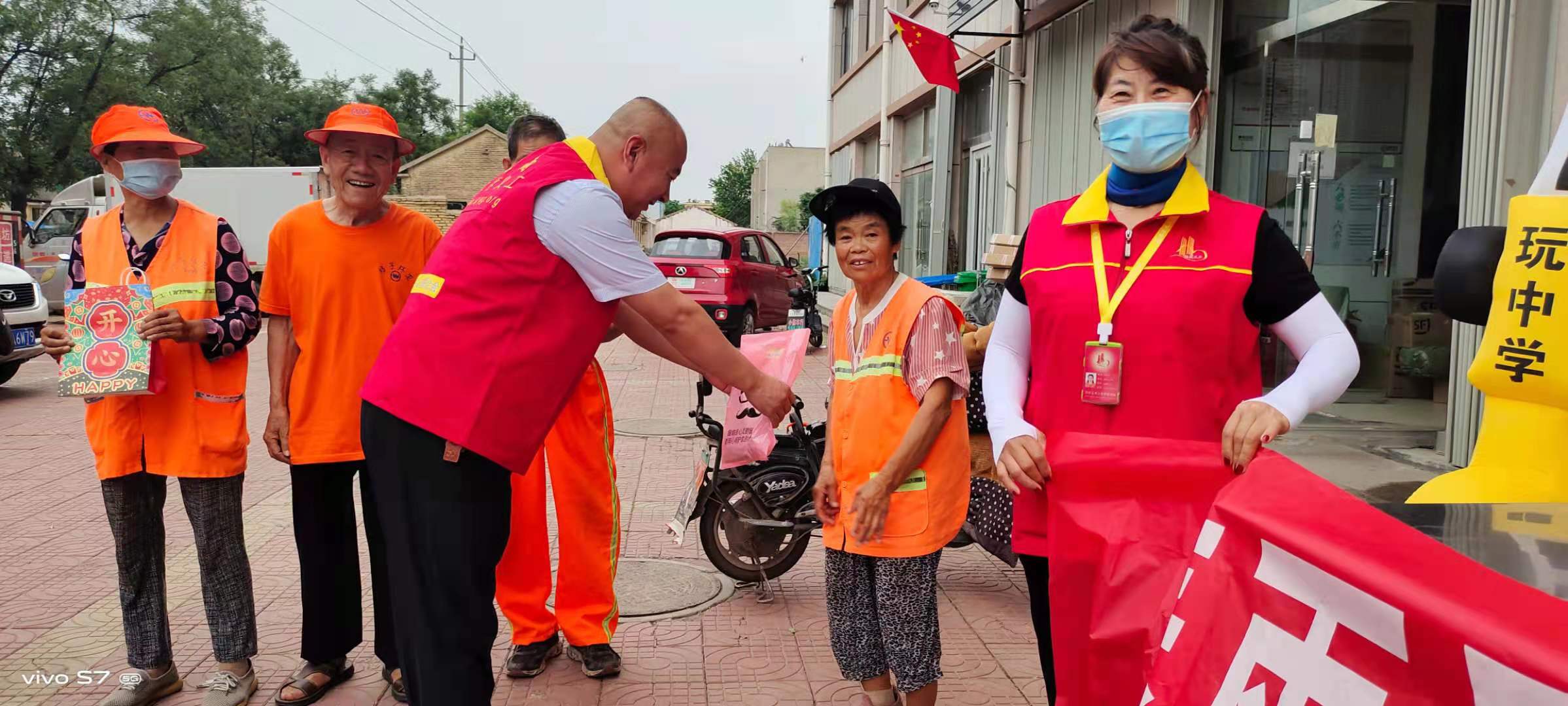 2021年7月1日，辉煌婚姻公司在坊子老区恒安街组织关爱环卫工人公益活动。