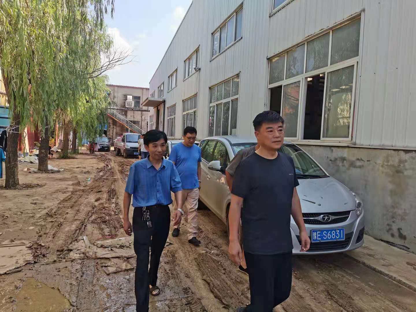 成风雨同舟，共渡难关