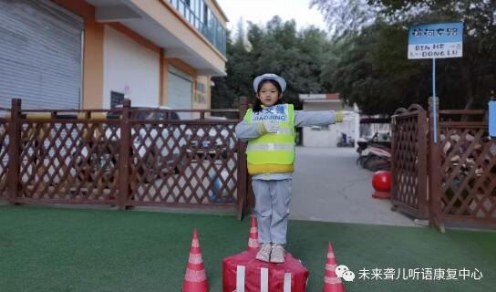 “一盔一带”进校园，文明交通要遵守
