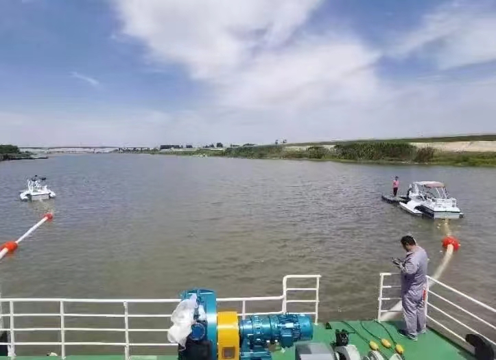 雷克环境全力以赴投入安庆“两湖”藻华应急处置