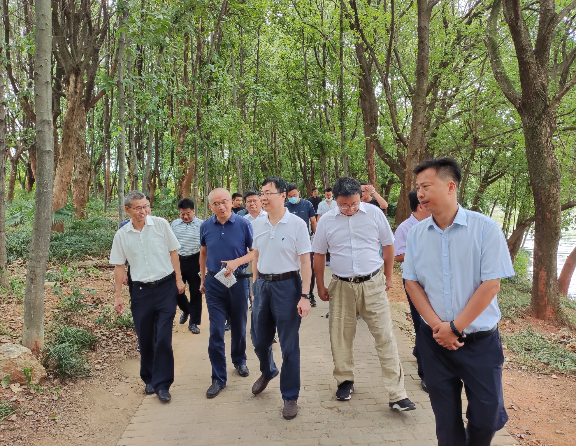守护一方碧水 打造幸福河湖      ——安庆市委、市政府领导视察安庆“两湖三河”治理项目