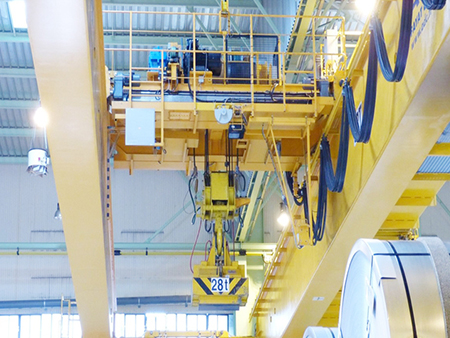 Overhead crane with magnet