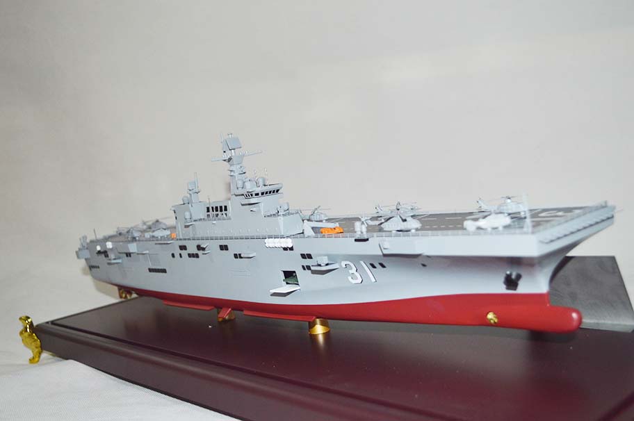 075型两栖攻击舰模型