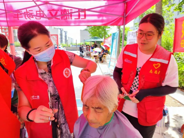 【東苑服務(wù)在用心】惠民集市進(jìn)社區(qū) 志愿服務(wù)進(jìn)萬家