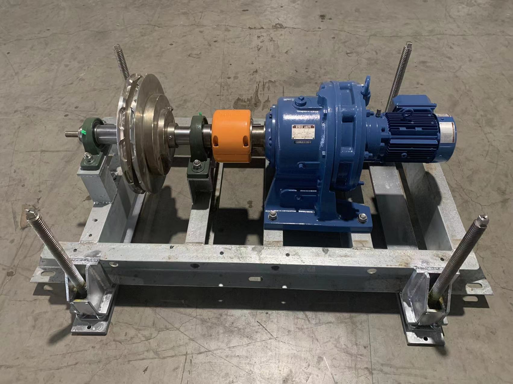 1693975097868351.jpg 刮泥机