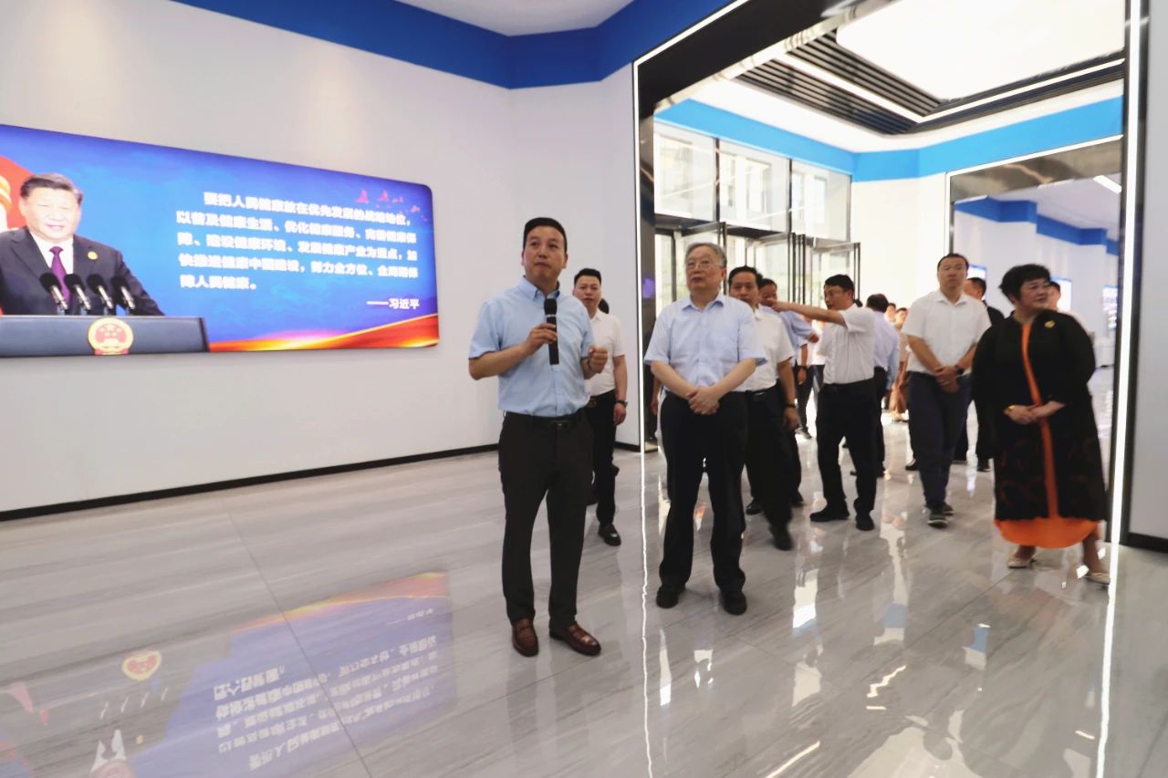 1706167331817061.jpg 河南省人大常委会党组书记、副主任李亚调研沃健康产业园