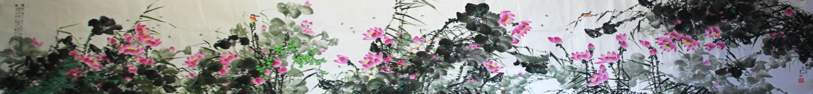 水色映蓝天，花叶在阳光下越显艳丽，风吹来的花香气不断溢出