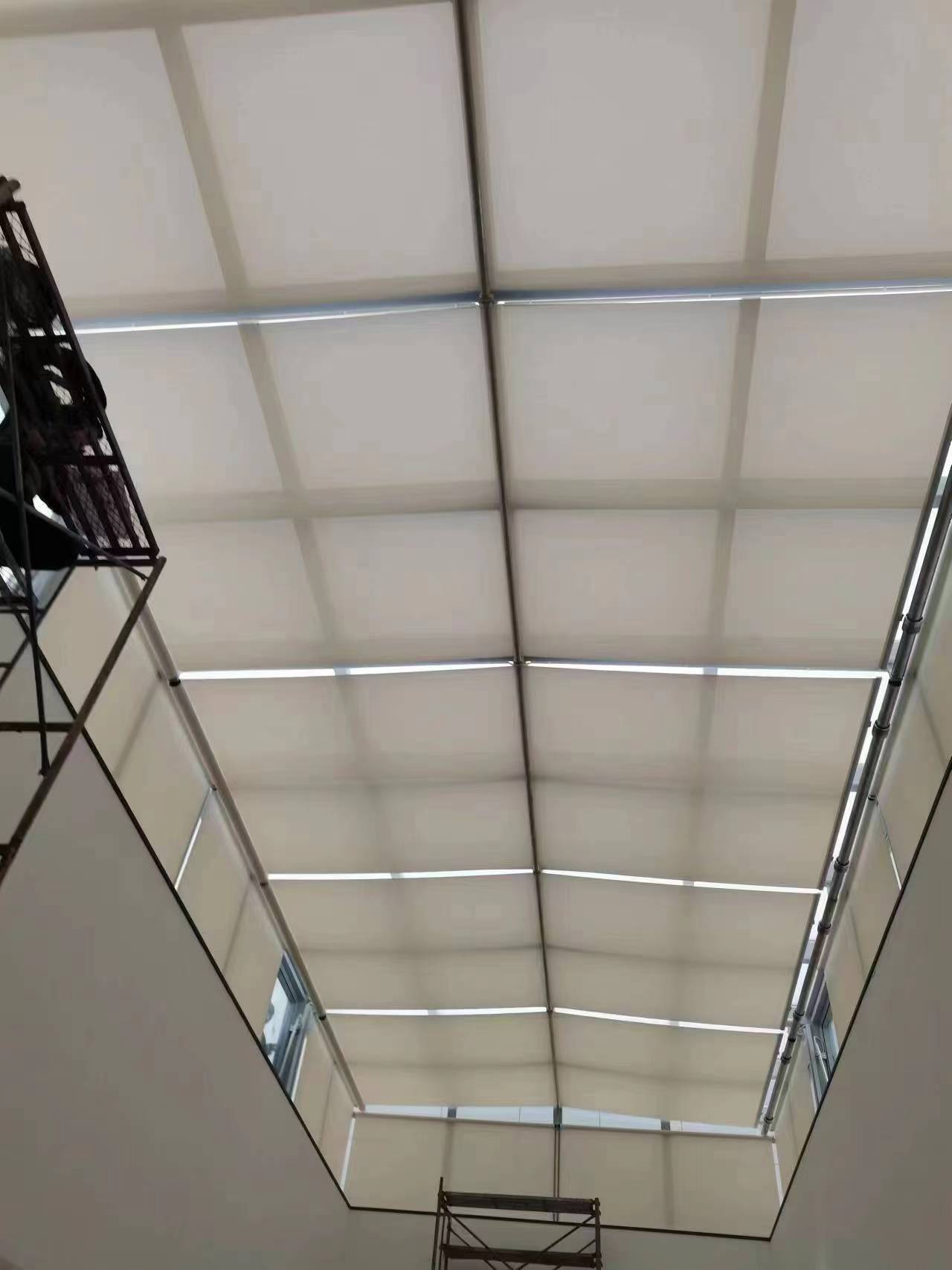 威海市峰火科技园玻璃顶遮阳帘