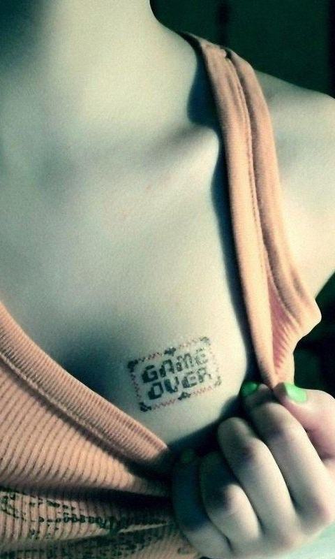 女生胸部纹身