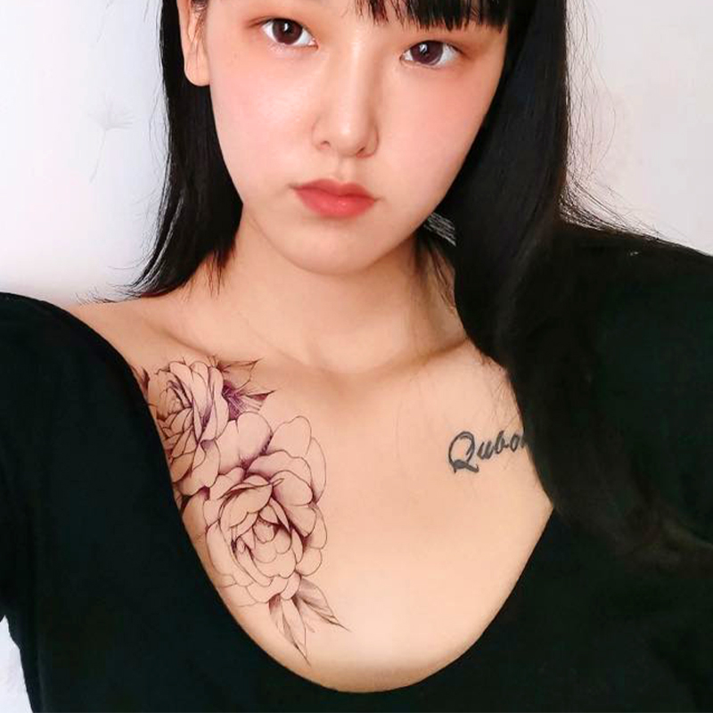 女生胸部纹身