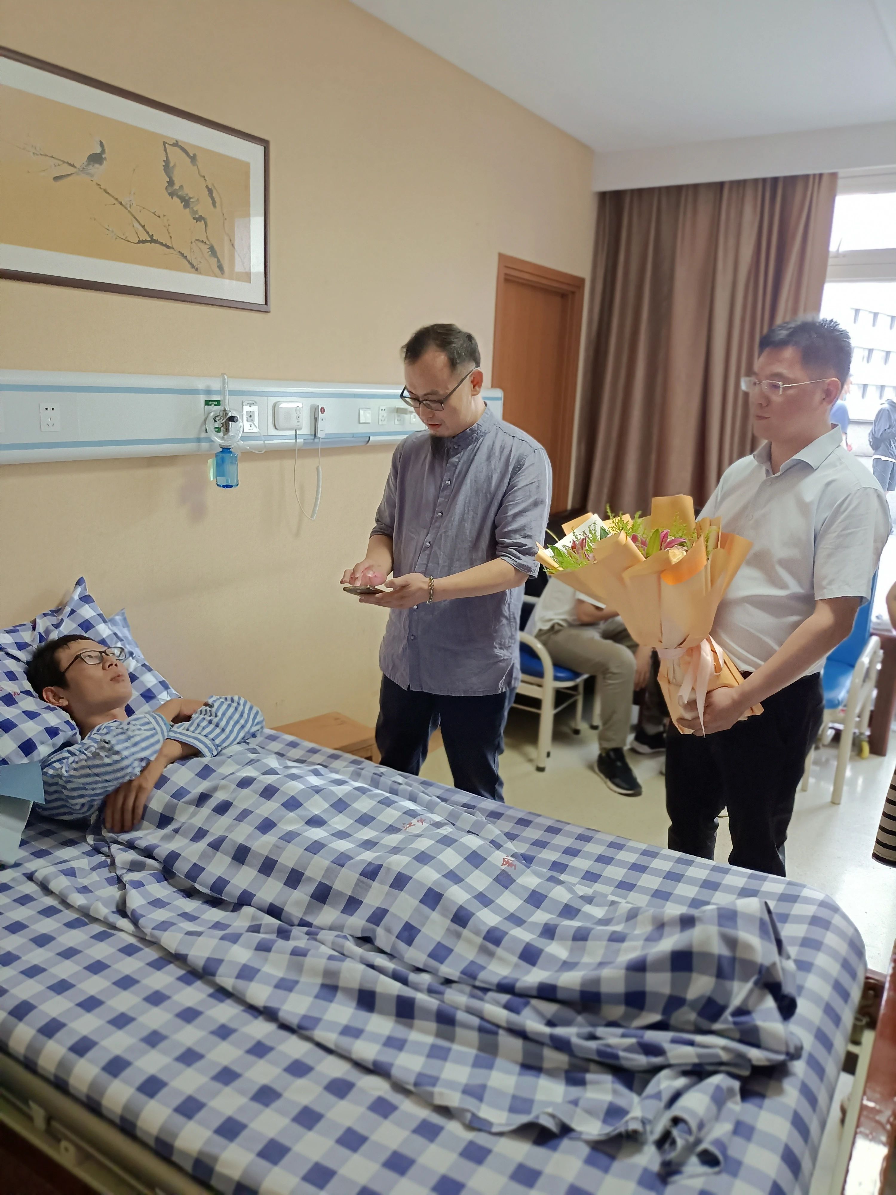 彭中云会长一行前往浙江新华医院探望彭清林老乡