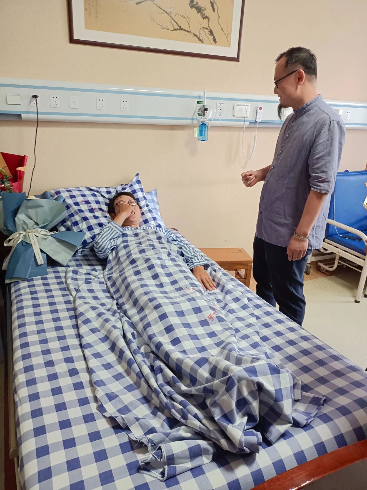 彭中云会长一行前往浙江新华医院探望彭清林老乡