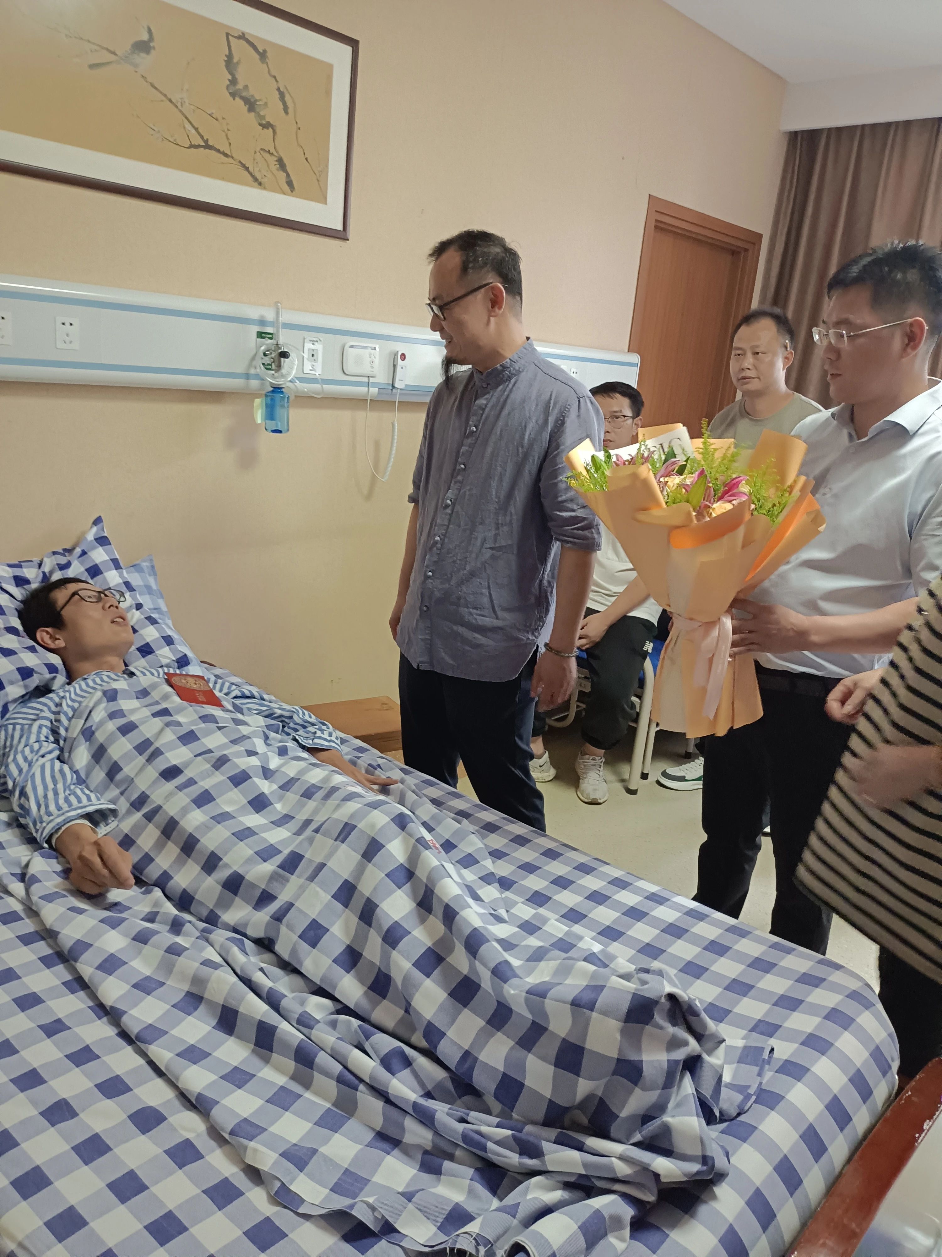 彭中云会长一行前往浙江新华医院探望彭清林老乡