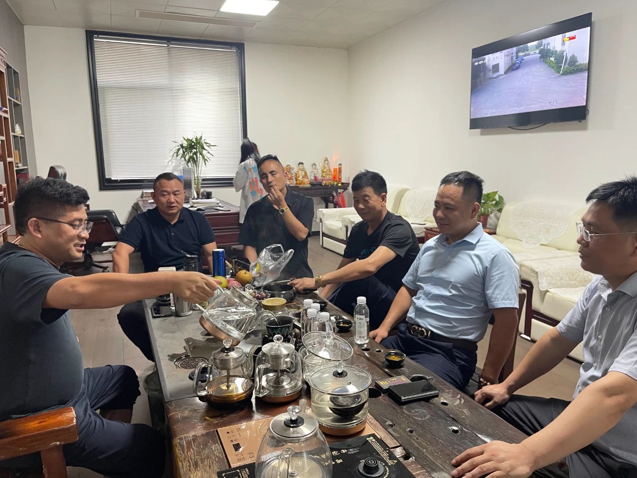 商会成员走访执行会长李兵企业