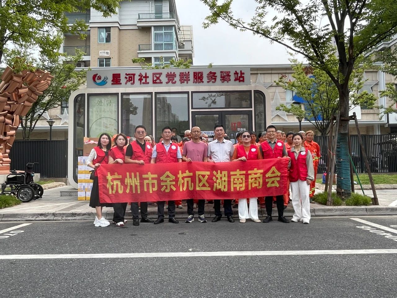 商会公益活动部赴星河社区开展“夏日送清凉”活动