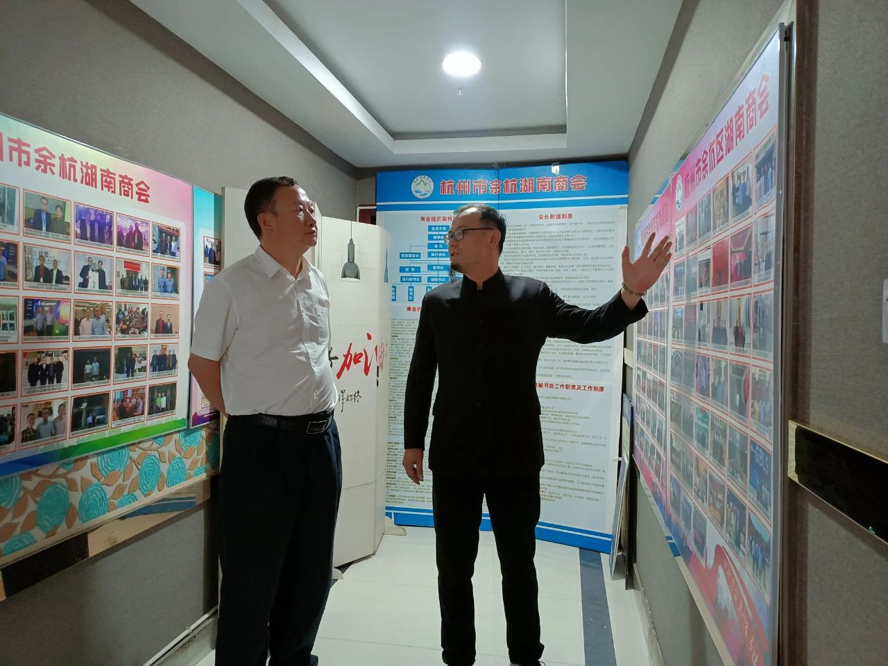 新疆生产建设兵团第十师工商联党组书记何煜和香港长沙商会创会会长邓锦添先生携夫人一行到访商会