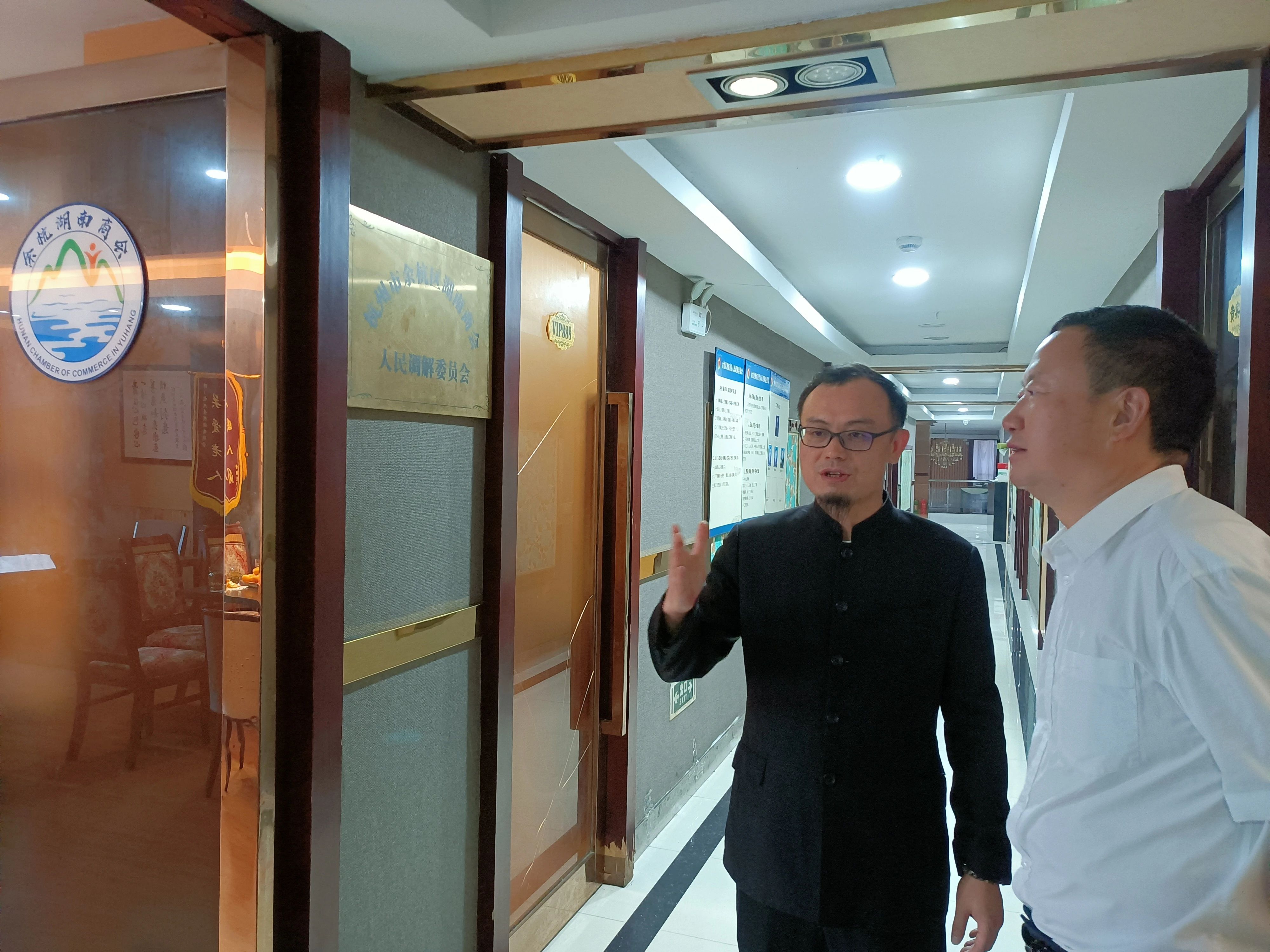新疆生产建设兵团第十师工商联党组书记何煜和香港长沙商会创会会长邓锦添先生携夫人一行到访商会