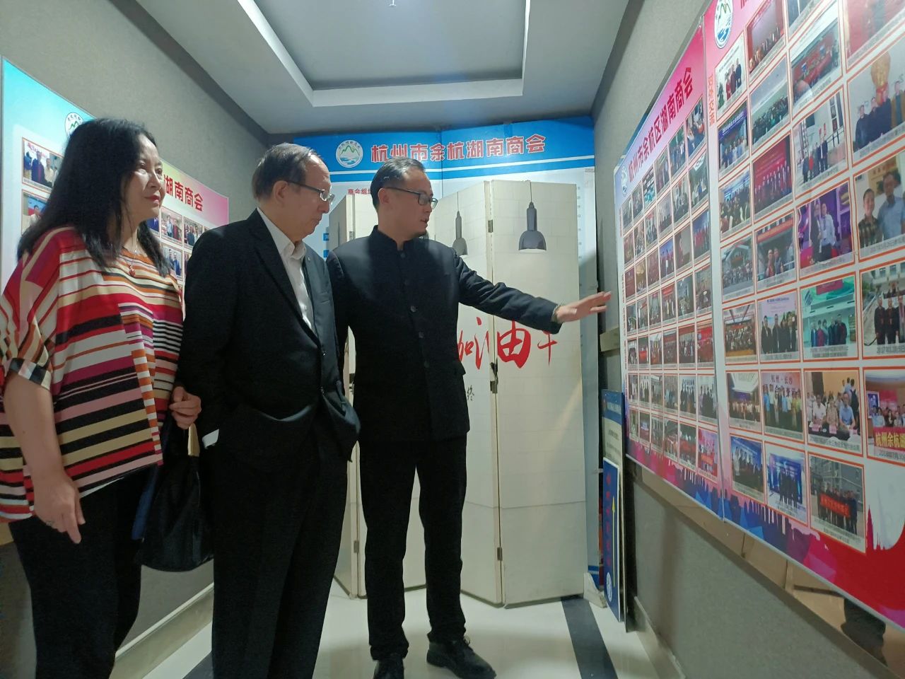 新疆生产建设兵团第十师工商联党组书记何煜和香港长沙商会创会会长邓锦添先生携夫人一行到访商会