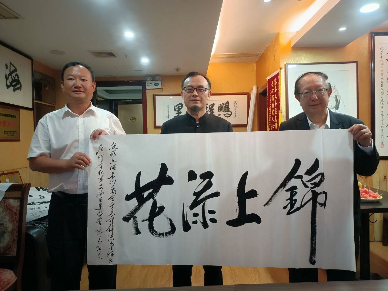 新疆生产建设兵团第十师工商联党组书记何煜和香港长沙商会创会会长邓锦添先生携夫人一行到访商会
