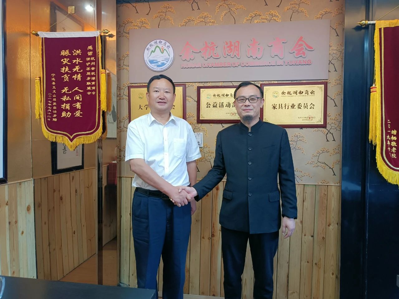 新疆生产建设兵团第十师工商联党组书记何煜和香港长沙商会创会会长邓锦添先生携夫人一行到访商会