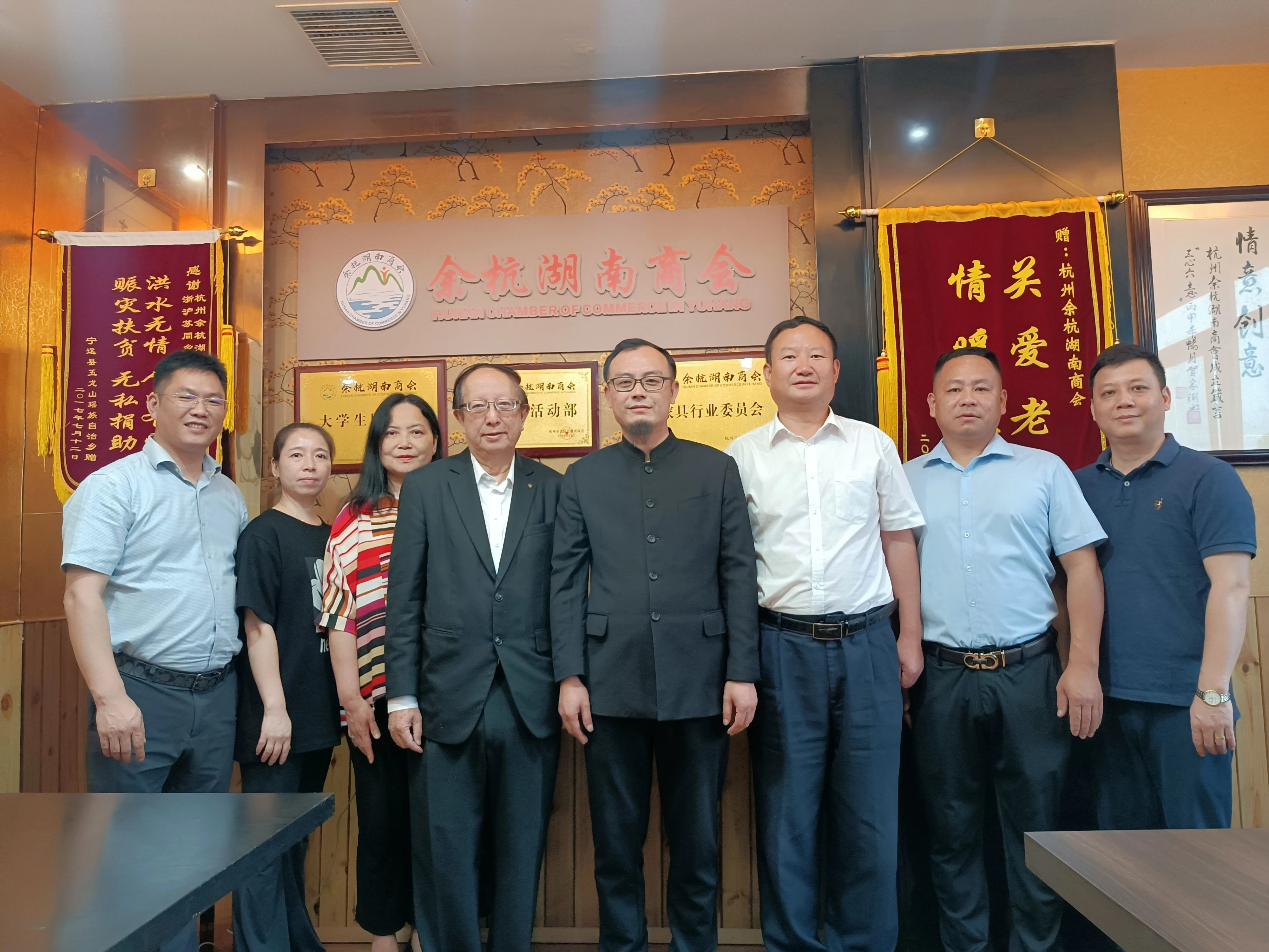 新疆生产建设兵团第十师工商联党组书记何煜和香港长沙商会创会会长邓锦添先生携夫人一行到访商会