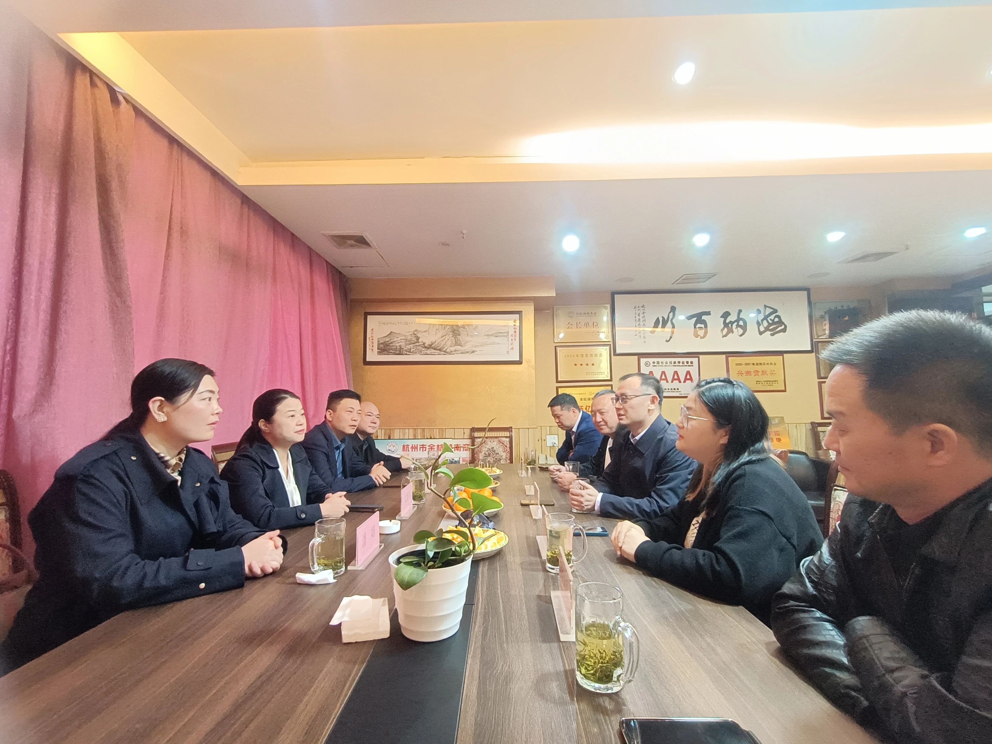 湘潭县委常委、县人民政府副县长文香军一行到访商会