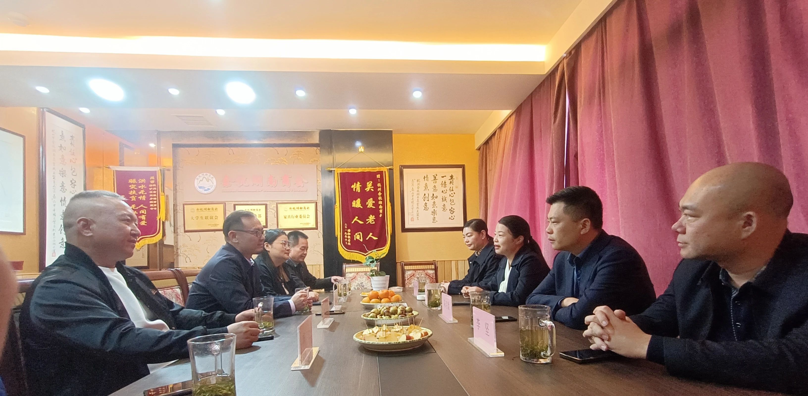 湘潭县委常委、县人民政府副县长文香军一行到访商会