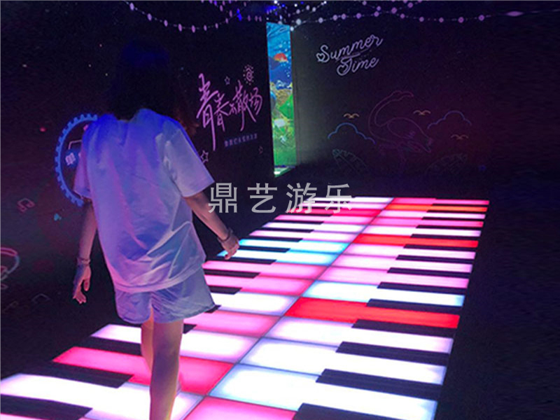 地板钢琴