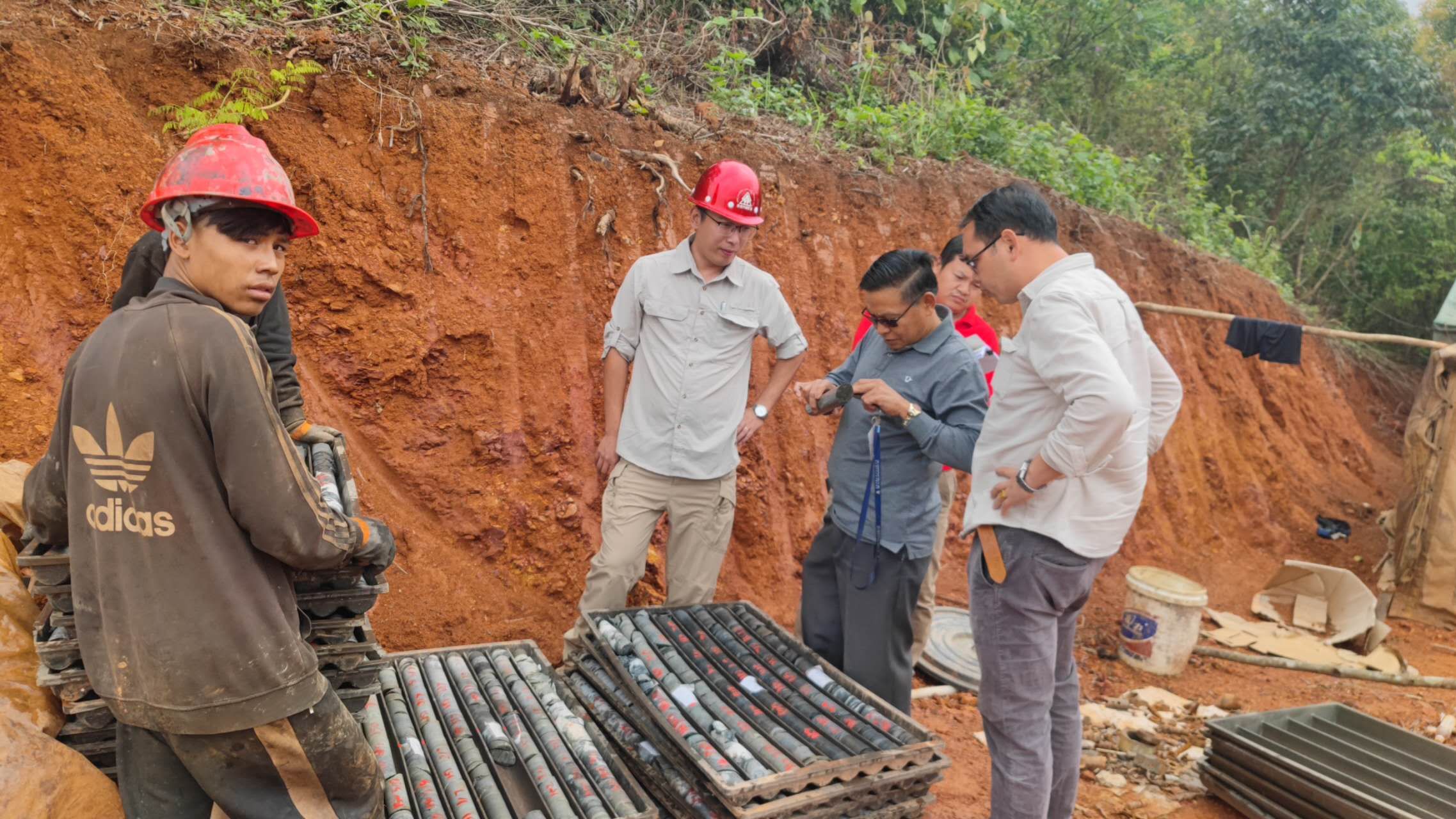 地质科研所老挝矿产勘查院巴边 金矿项目组迎接老挝能矿厅检查