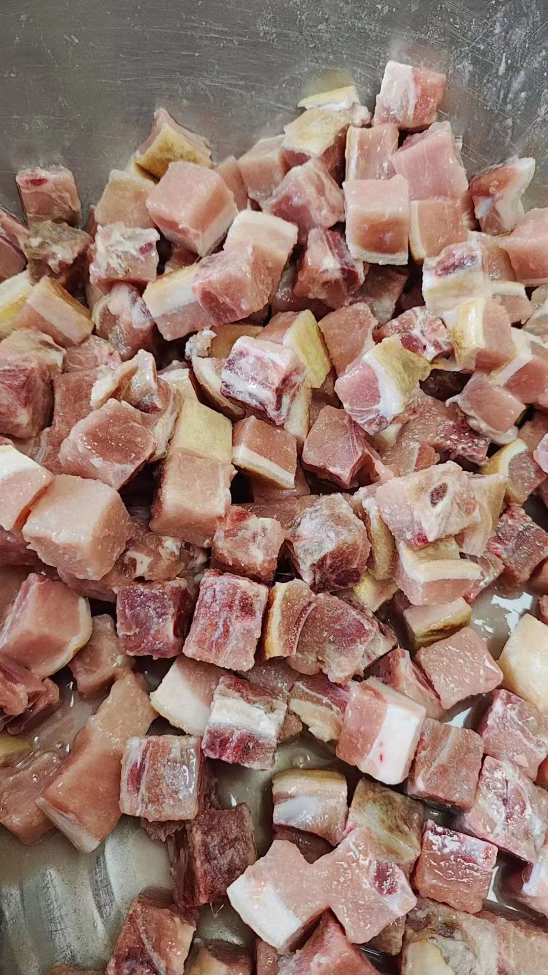 山地小猪骨肉粒