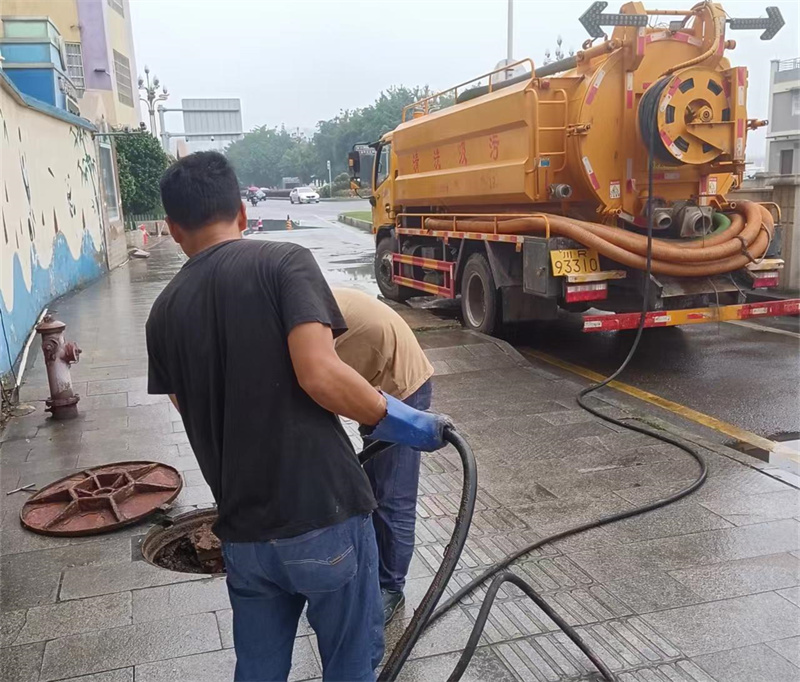 吸污车