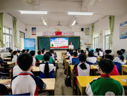 “白海豚”行动护航：禁毒宣传进校园