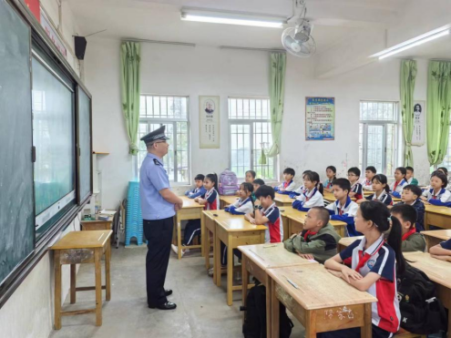 “白海豚”行动护航：禁毒宣传进校园
