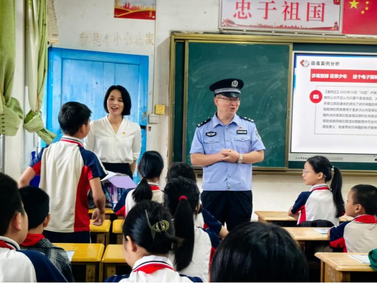 “白海豚”行动护航：禁毒宣传进校园