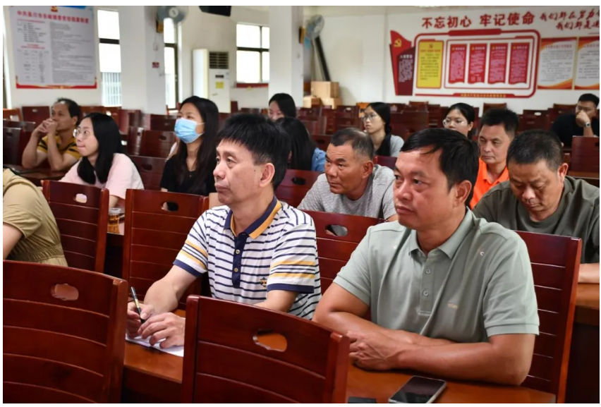 1732852786279970.png 粤海所冯飞雪律师赴吴川市长岐镇开展“法律明白人”普法讲座