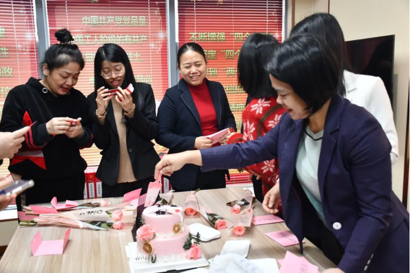 玫瑰献巾帼 礼赞半边天——粤海所欢度“三八”精彩纷呈