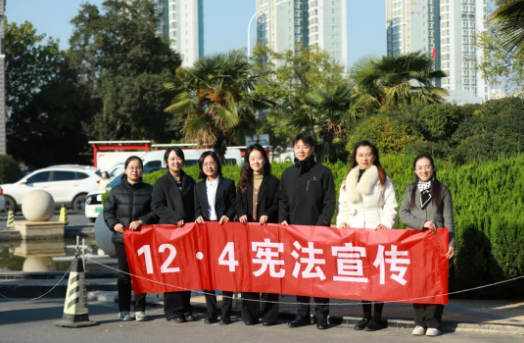 弘扬宪法精神 共筑法治生活 | 中原法汇律师深入社区开展宪法宣传活动