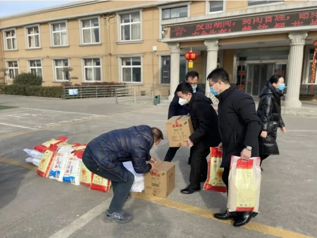 1751347694893198.png 送温暖,献爱心——河南中原法汇律师事务所开展新春慰问敬老院活动