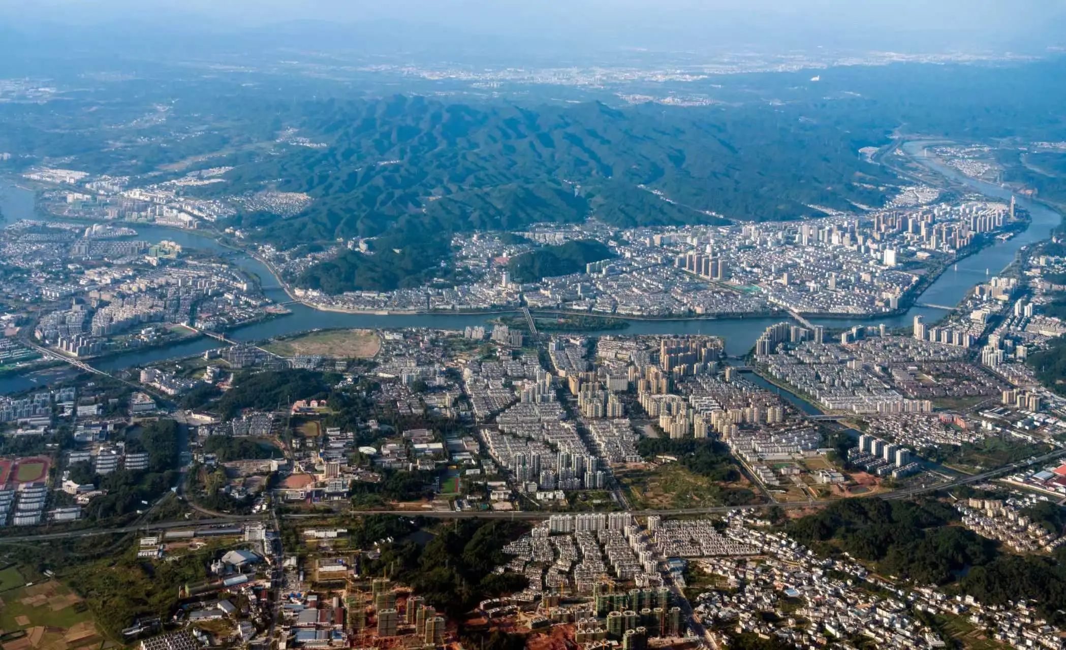 黃山市委書(shū)記丁純調(diào)研新安江屯溪段水域生態(tài)修復(fù)與藍(lán)藻水華風(fēng)險(xiǎn)防控項(xiàng)目