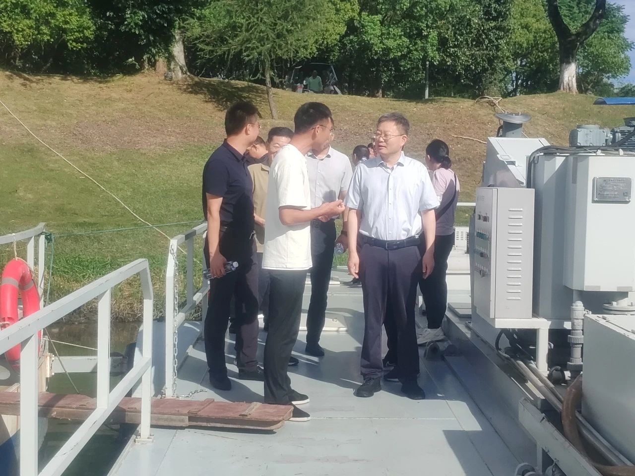 黃山副市長劉力調(diào)研新安江屯溪段水域生態(tài)修復(fù)與藍(lán)藻水華風(fēng)險(xiǎn)防控項(xiàng)目