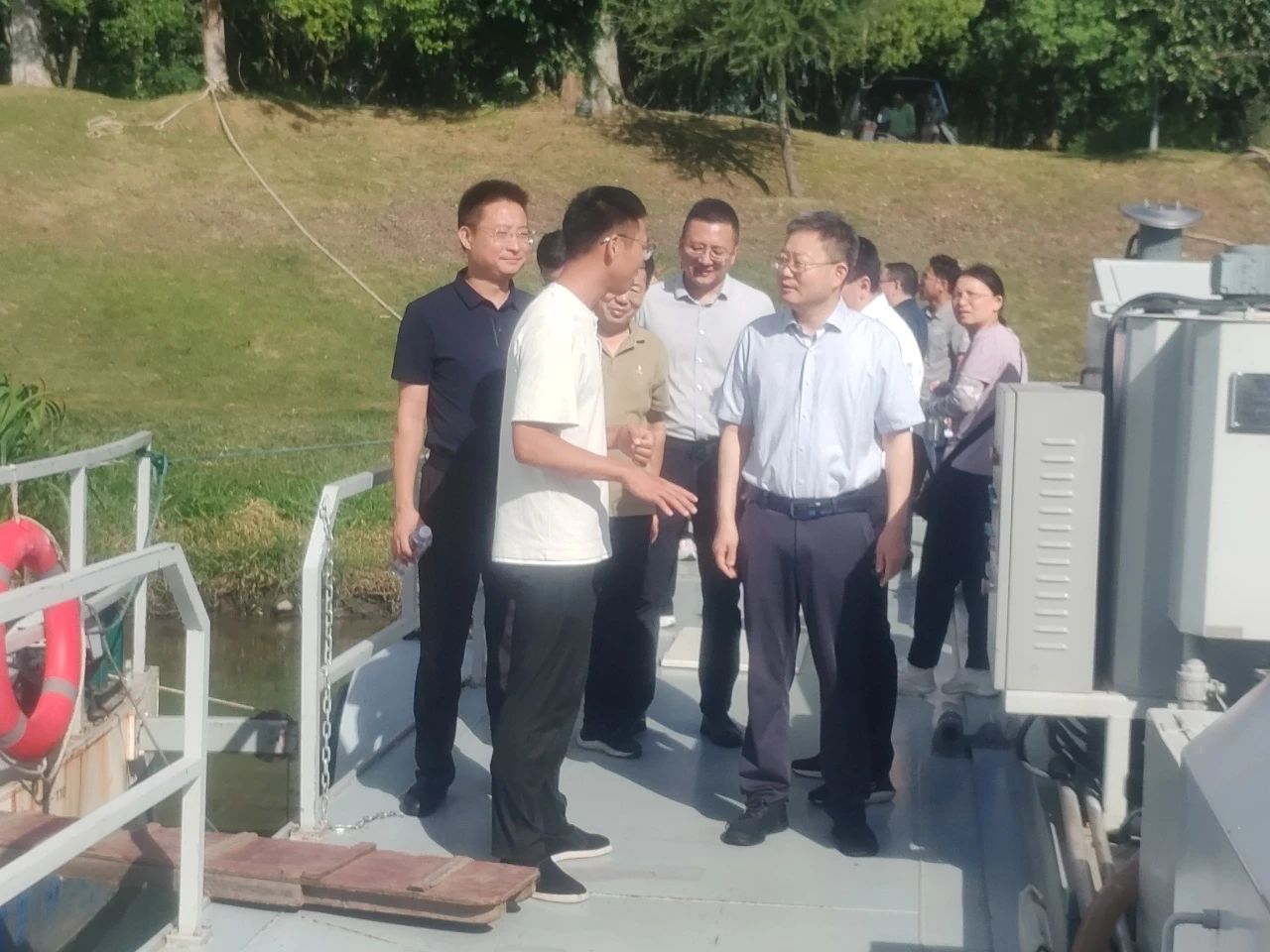 黃山副市長劉力調(diào)研新安江屯溪段水域生態(tài)修復(fù)與藍(lán)藻水華風(fēng)險(xiǎn)防控項(xiàng)目